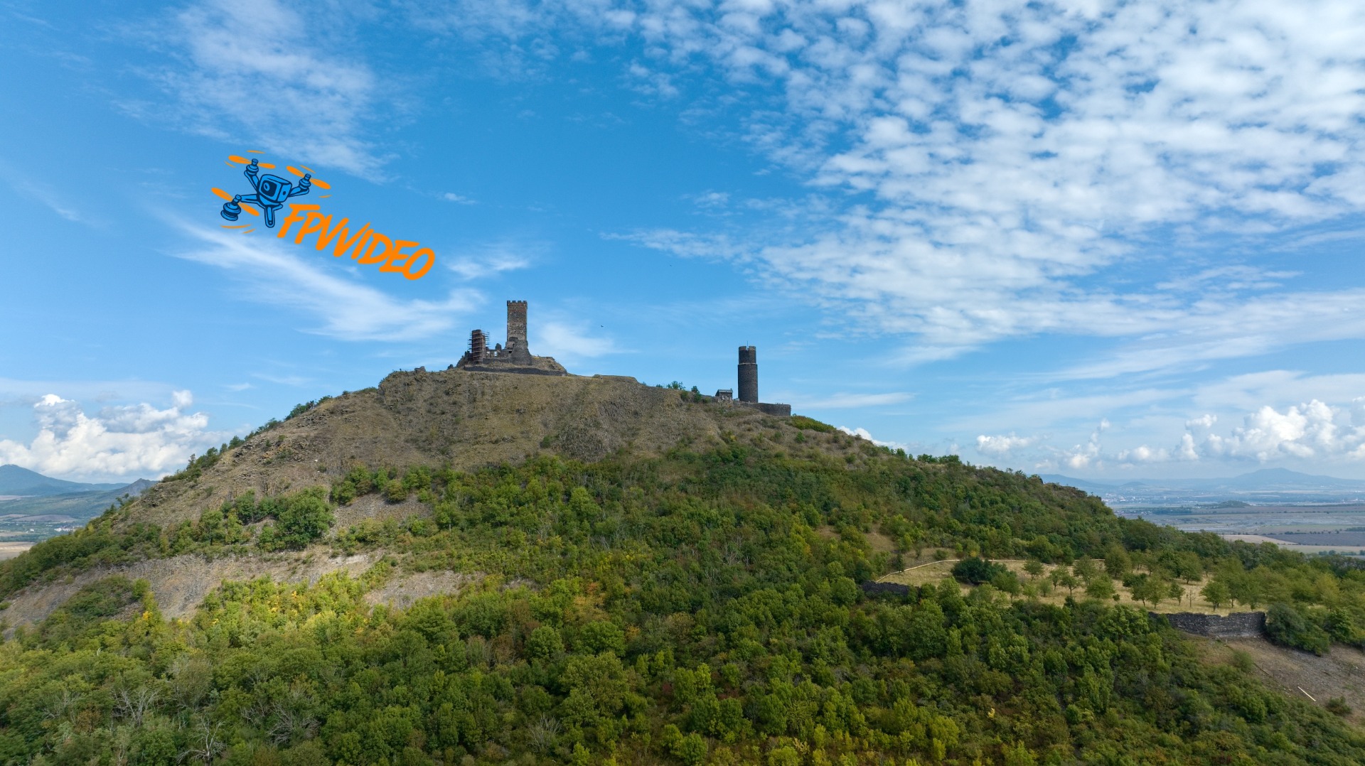 Hrad Hazmburk - fotografie pořízena dronem / České středohoří - Litoměřický kraj / FPVVIDEO.CZ