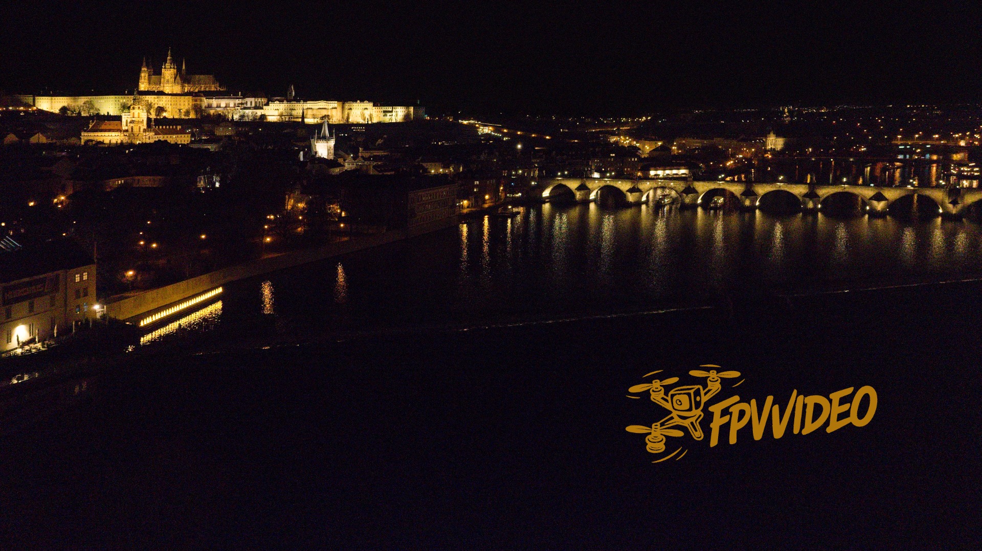 Noční Praha: Karlův most, Vltava a osvětlené Hradčany s Pražským hradem / www.fpvvideo.cz