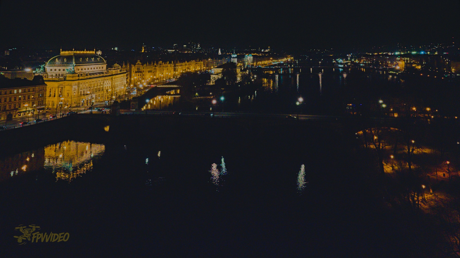 Noční Praha - Vltava v noci s dominantou Národní divadlo / Střelecký ostrov - fotografie pořízena pilotem dronů a DJI Mavic 3 Cine / FPVVIDEO.CZ