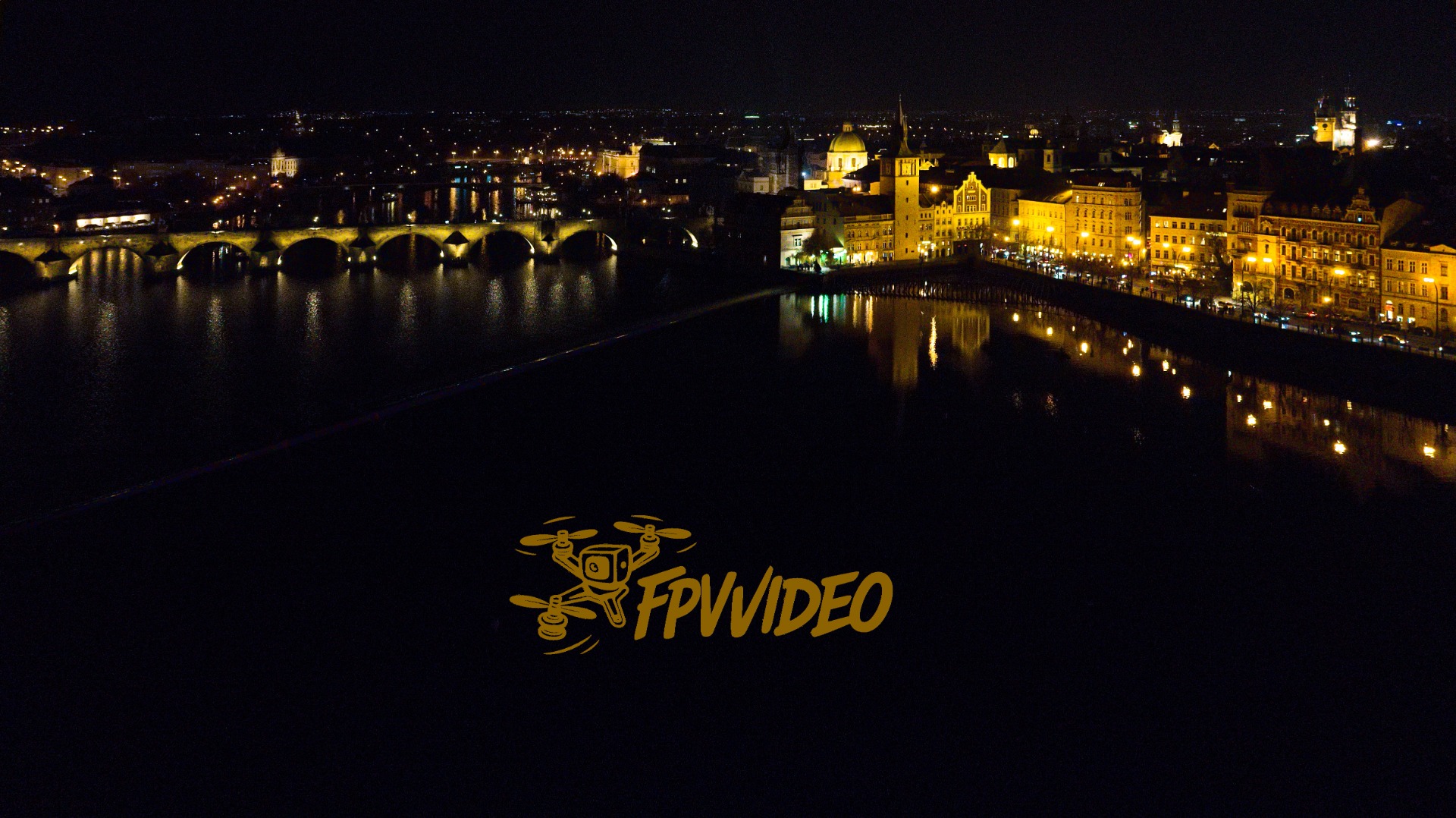 Noční Smetanovo nábřeží a Vltava: Pohled na Karlovy lázně a Novotného lávku v Praze / www.fpvvideo.cz