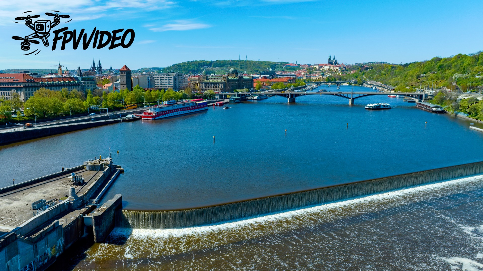 Panoráma Prahy – výhľad na Pražský hrad, Hradčany a rieku Vltavu za slnečného dňa / www.fpvvideo.cz